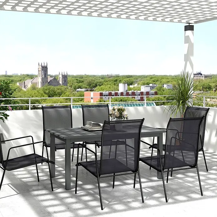 Outsunny Gartentisch - L x B x H: 160 x 90 x 73 cm, Aluminium, Rechteck, Grau - Outdoor-Essgruppe mit grauem Lattenrosttisch und schwarzen Netzstühlen auf einem Balkon mit Stadtblick unter einer Pergola.