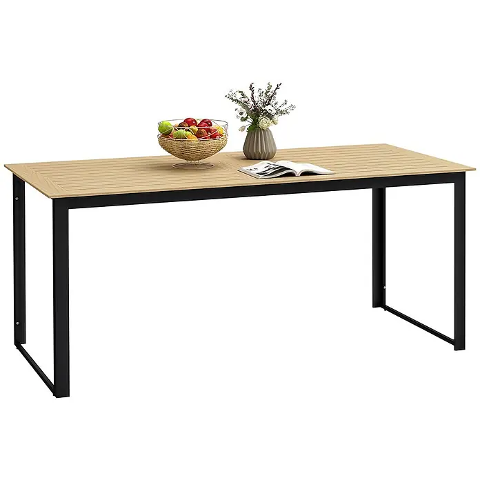 Outsunny Gartentisch mit Platz für 6 Personen - L x B x H: 175 x 78 x 75 cm, Kunststoff, Metall, Rechteck, Teak - Rechteckiger Esstisch für den Außenbereich mit heller Holzlattenplatte und schwarzem Metallgestell, dekoriert mit Obstschale, Vase und Buch.
