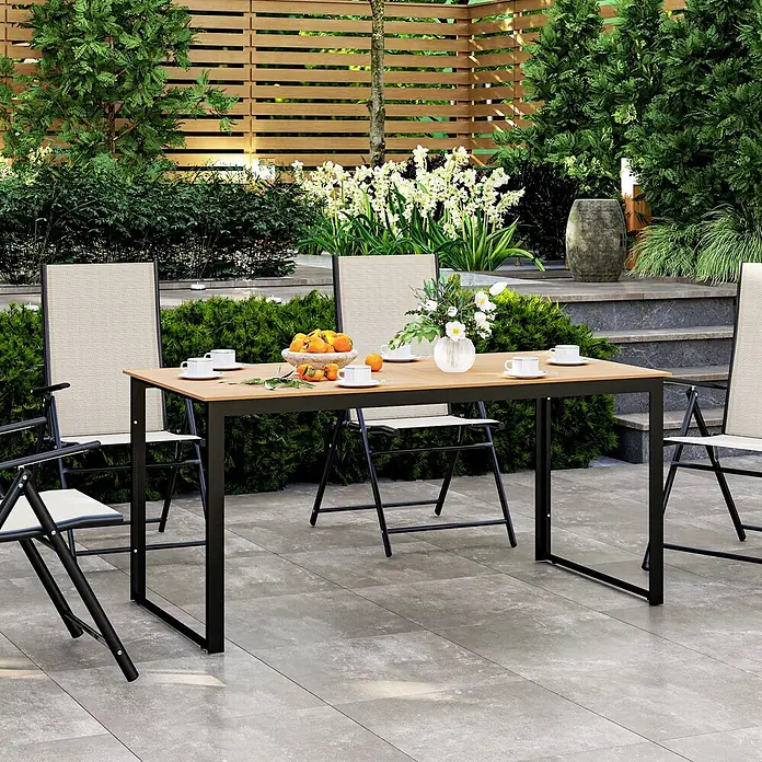 Outsunny Gartentisch mit Holzoptik - L x B x H: 160 x 80 x 75 cm, Holzwerkstoff, Metall, Rechteckig, Teak - Gartentisch-Set: ein rechteckiger Tisch mit Holzplatte und schwarzem Gestell, dazu mehrere klappbare Stühle aus beigem Stoff und schwarzem Metall im Garten.
