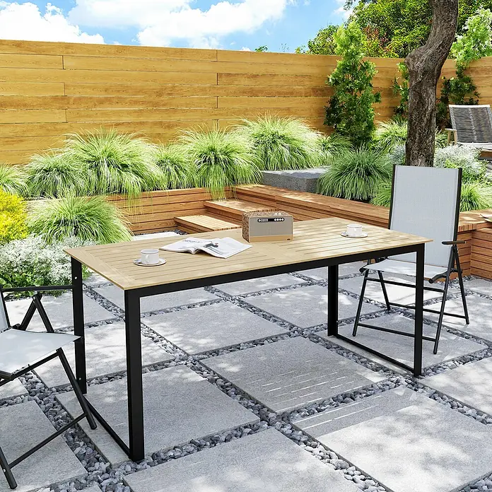 Outsunny Gartentisch mit Platz für 6 Personen - L x B x H: 175 x 78 x 75 cm, Kunststoff, Metall, Rechteck, Teak - Holztisch mit schwarzen Metallbeinen und hellen Klappstühlen auf einer Gartenterrasse.