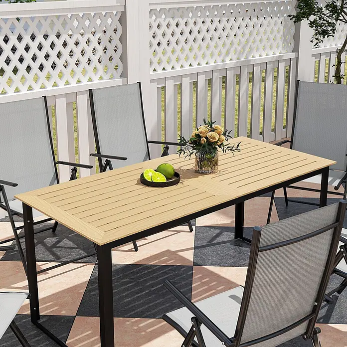 Outsunny Gartentisch mit Platz für 6 Personen - L x B x H: 175 x 78 x 75 cm, Kunststoff, Metall, Rechteck, Teak - Gartenset mit Lattenholztisch und grauen Netzstühlen mit schwarzen Gestellen auf einer Terrasse am weißen Zaun.