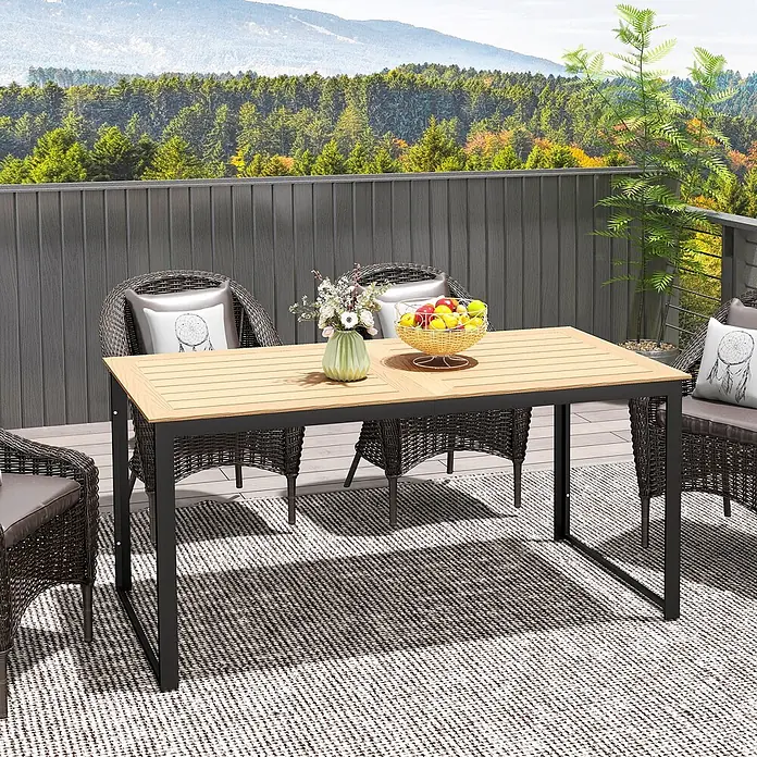 Outsunny Gartentisch mit Holzoptik - L x B x H: 160 x 80 x 75 cm, Holzwerkstoff, Metall, Rechteckig, Teak - Outdoor-Essgruppe mit Holztischplatte, schwarzem Gestell und dunklen Rattan-Stühlen, ideal für Terrasse oder Balkon.