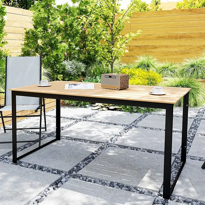 Outsunny Gartentisch mit Holzoptik - L x B x H: 160 x 80 x 75 cm, Holzwerkstoff, Metall, Rechteckig, Teak - Rechteckiger Gartentisch mit heller Holzplatte und schwarzem Metallrahmen.