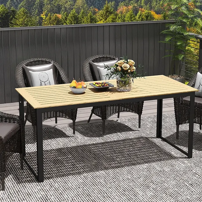 Outsunny Gartentisch mit Platz für 6 Personen - L x B x H: 175 x 78 x 75 cm, Kunststoff, Metall, Rechteck, Teak - Outdoor-Essgruppe mit hellem Holztisch und dunklen Korbstühlen auf einem Balkon.
