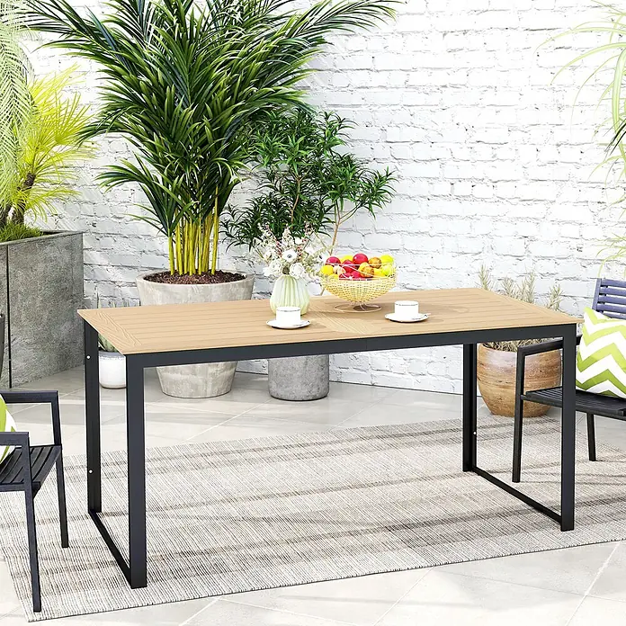 Outsunny Gartentisch mit Holzoptik - L x B x H: 160 x 80 x 75 cm, Holzwerkstoff, Metall, Rechteckig, Teak - Rechteckiger Esstisch für den Außenbereich mit heller Holzoptikplatte und schwarzem Metallgestell auf einer Terrasse mit Stühlen und Pflanzen.