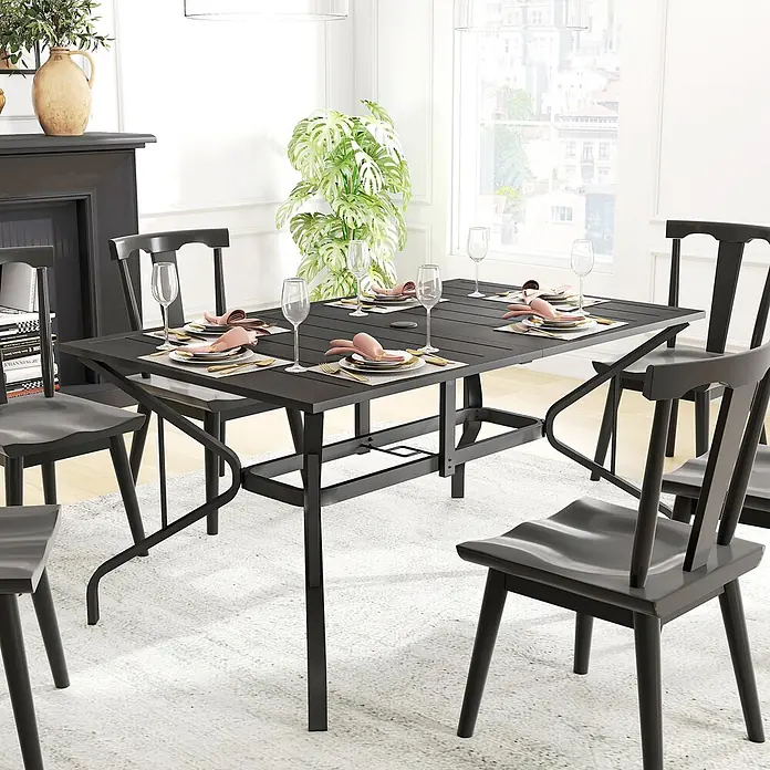 Outsunny Gartentisch für 6 Personen - L x B x H: 150 x 90 x 73 cm, Verzinkter Stahl, Rechteck, Schwarz - Schwarzer Outdoor-Esstisch mit Lattenplatte und sechs passenden schwarzen Stühlen, in einem modernen Esszimmer.