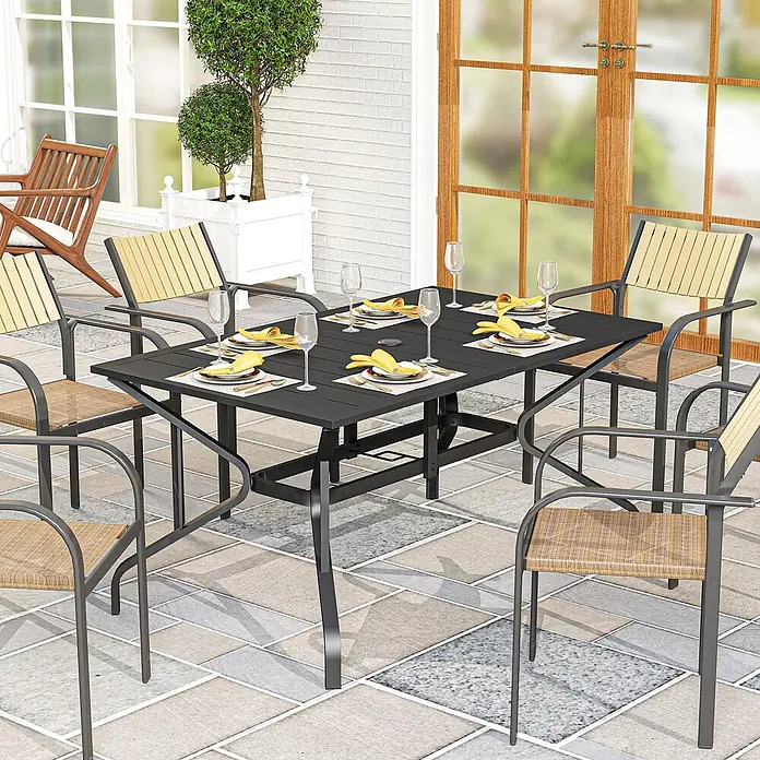 Outsunny Gartentisch für 6 Personen - L x B x H: 150 x 90 x 73 cm, Verzinkter Stahl, Rechteck, Schwarz - Schwarzer rechteckiger Outdoor-Esstisch und Stühle mit beigen Lamellenlehnen/Netzsitzen, auf einer Terrasse gedeckt.