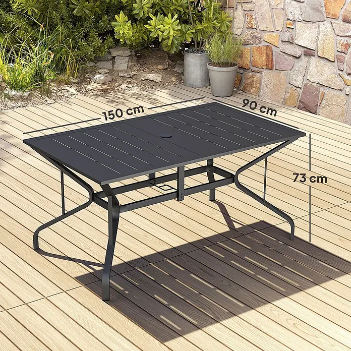 Outsunny Gartentisch für 6 Personen - L x B x H: 150 x 90 x 73 cm, Verzinkter Stahl, Rechteck, Schwarz - Dunkelgrauer rechteckiger Metall-Gartentisch (150x90x73 cm) auf Holzterrasse.