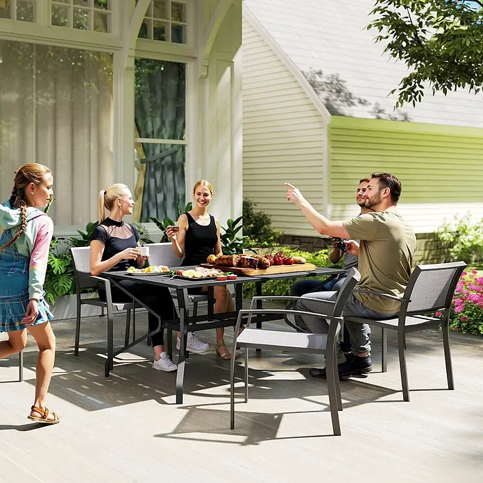 Outsunny Gartentisch für 6 Personen - L x B x H: 150 x 90 x 73 cm, Verzinkter Stahl, Rechteck, Schwarz - Dunkelgraues Metall-Terrassen-Essset mit hellgrauen Netzstühlen, von Personen bei einem Essen im Freien genutzt.