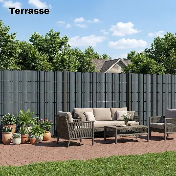 Outsunny Sichtschutzelement - B x H: 1 x 19 cm, Kunststoff, Grau - Grauer Sichtschutzzaun um eine Terrasse mit Gartenmöbeln und Pflanzen.