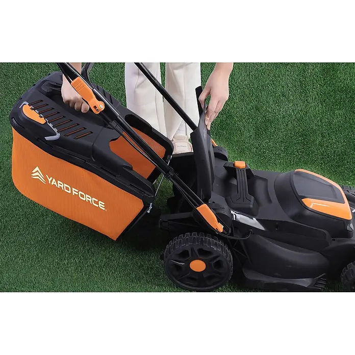 Yard Force Akku-Rasenmäher LM C40B - 40 V, 1 Akku, 4 Ah, Schnittbreite: 400 mm - Schwarz-oranger YARD FORCE Rasenmäher mit einer Person, die den orangefarbenen Grasfangkorb handhabt.