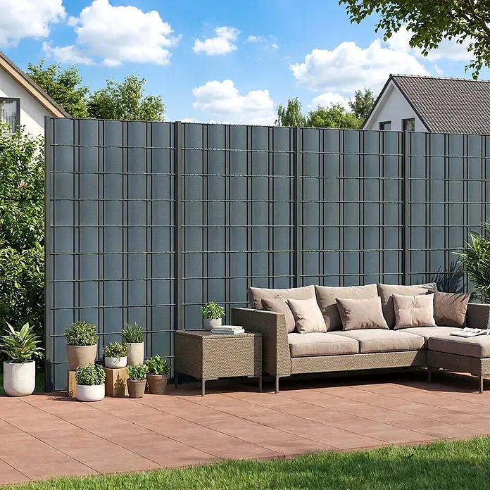Outsunny Sichtschutzelement - B x H: 1 x 19 cm, Kunststoff, Grau - Grauer Sichtschutzzaun in einem Garten, der einen privaten Bereich zum Entspannen im Freien bietet.