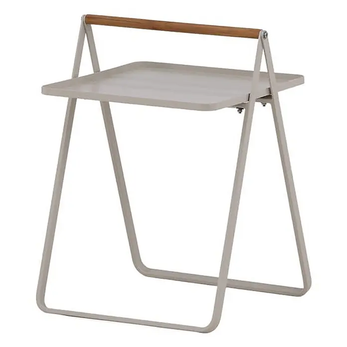 Ebuy24 Garten-Beistelltisch Clarin - L x B x H: 45 x 45 x 59 cm, Stahl, Teak, Stapelbar, Sonstige, Beige - Hellgrauer Klapptisch aus Metall mit Tablettplatte und Holzgriff für leichte Transportierbarkeit.