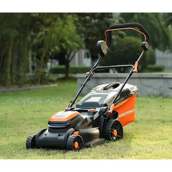 Yard Force Akku-Rasenmäher LM C37 - 40 V, 1 Akku, 4 Ah, Schnittbreite: 370 mm - Schwarz-orangefarbener Elektrorasenmäher von Yard Force, bereit zum Mähen.