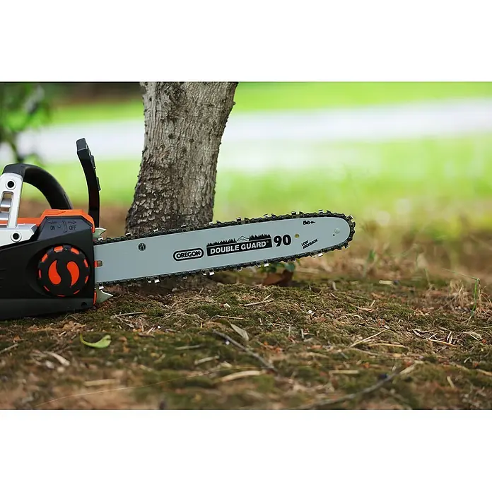 Yard Force Einhand-Akku-Kettensäge LS C35 - 20 V, 2 Ah, 2 Akkus, Schwertlänge: 35 cm - Eine orange, schwarz-silberne Oregon Double Guard 90 Kettensäge mit rückschlagsarmer Klinge liegt auf moosigem Boden an einem Baumstamm.