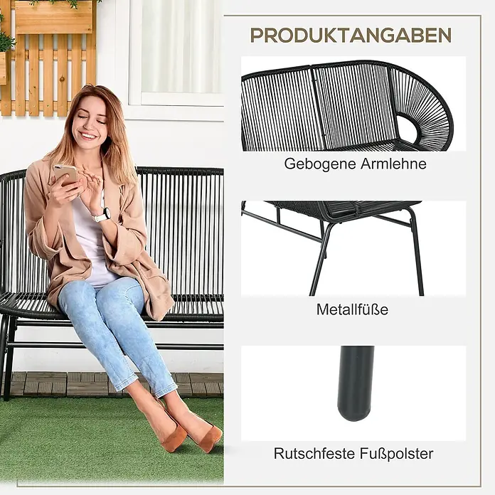 Outsunny Loungesofa - Stahl, Schwarz - Eine Frau sitzt auf einer schwarzen Outdoor-Sitzbank aus Geflecht mit Metallrahmen. Nahaufnahmen zeigen gebogene Armlehne, Metallfüße und rutschfeste Polster.