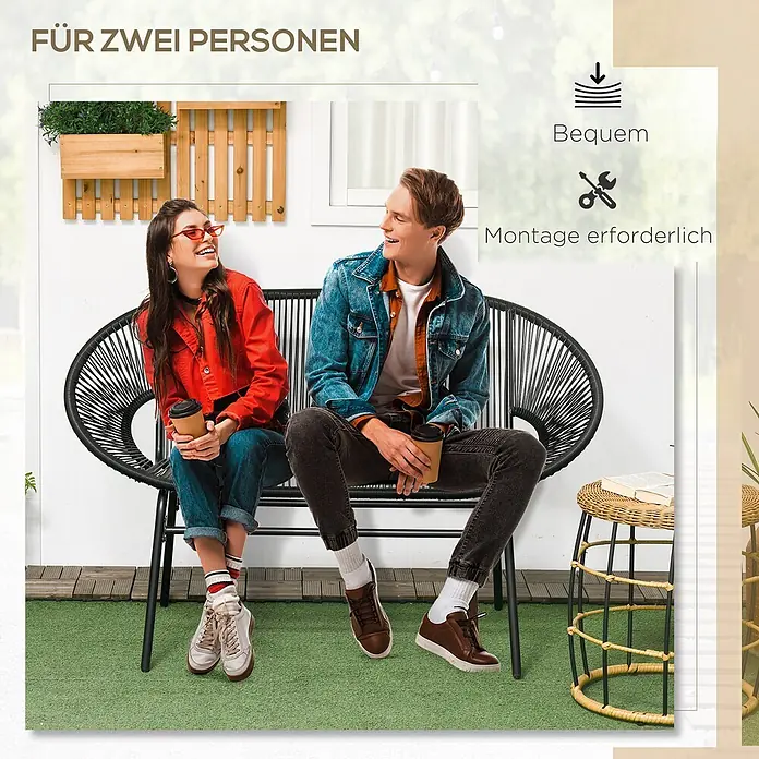 Outsunny Loungesofa - Stahl, Schwarz - Schwarze gewebte Zweisitzer-Gartenbank, bequem und montagepflichtig, mit zwei Personen beim Kaffeetrinken.