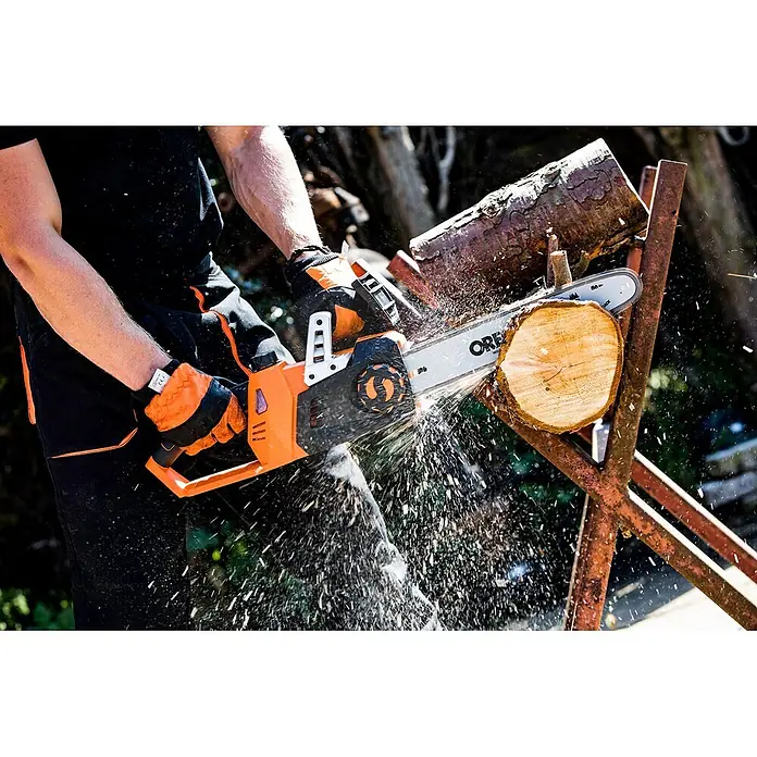 Yard Force Einhand-Akku-Kettensäge LS C35 - 20 V, 2 Ah, 2 Akkus, Schwertlänge: 35 cm - Orange-schwarze Kettensäge schneidet einen Holzstamm, Sägespäne fliegen.