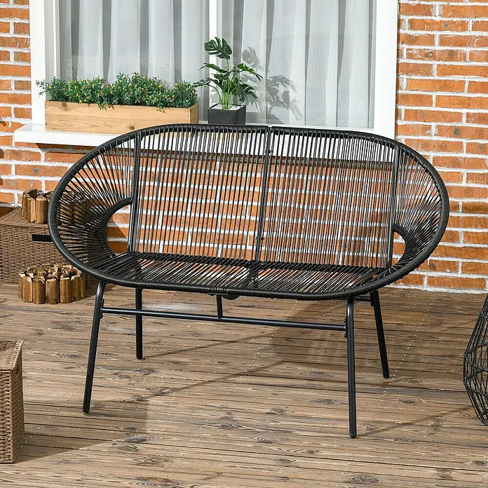 Outsunny Loungesofa - Stahl, Schwarz - Moderne schwarze geflochtene Gartenbank auf Holzterrasse.