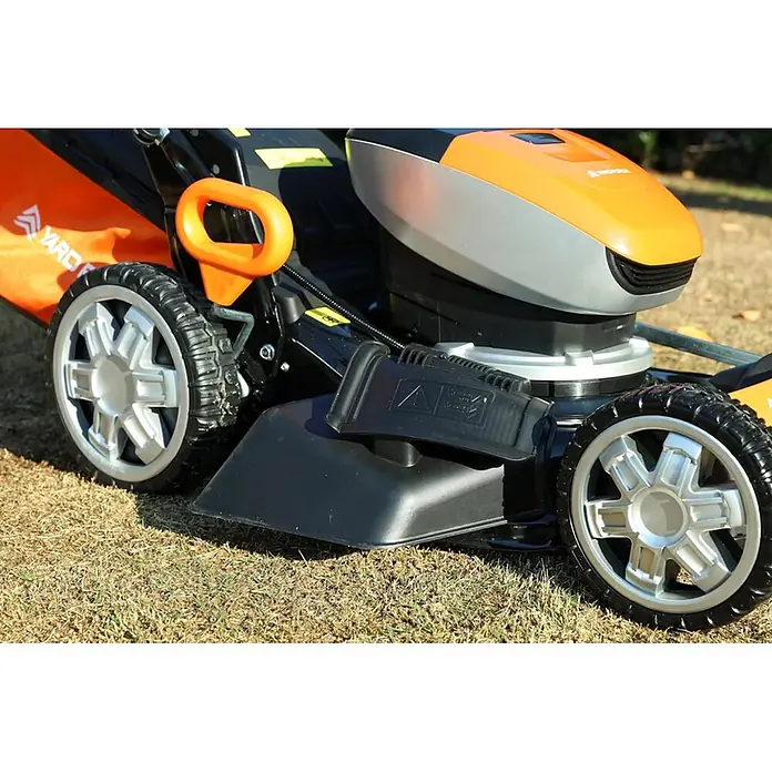 Yard Force Akku-Rasenmäher LM C46 - 40 V, 1 Akku, 5 Ah, Schnittbreite: 46 cm - Orangener und schwarzer Rasenmäher auf Gras mit silbernen Mehrspeichenrädern und einem orangefarbenen Grasfangsack.