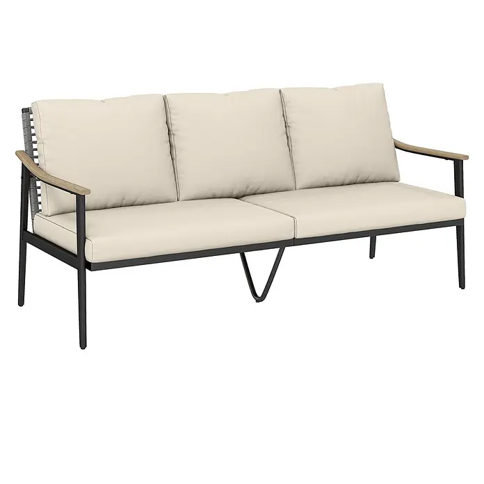 Outsunny Loungesofa - B x T x H: 75 x 75 x 78 cm, Stahl, Khaki - Dreisitziges Outdoor-Sofa mit schwarzem Metallgestell, hellen Holzarmlehnen, geflochtener grauer Rückenlehne und cremefarbenen Kissen.