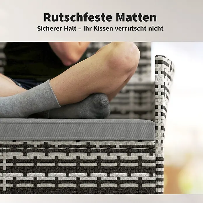 Outsunny Loungesofa - B x T x H: 63 x 63 x 85 cm, PE-Rattan, Hellgrau - Graues Kissen auf schwarzem und weißem Korbstuhl, das seine Rutschfestigkeit zeigt, mit einer Person, die darauf sitzt.