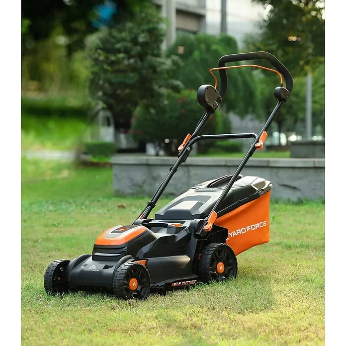 Yard Force Akku-Rasenmäher LM C40B - 40 V, 1 Akku, 4 Ah, Schnittbreite: 400 mm - Schwarz-oranger Yard Force Elektrorasenmäher mit Fangkorb.