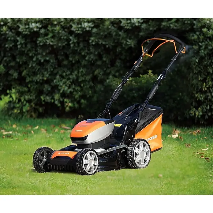 Yard Force Akku-Rasenmäher LM C46 - 40 V, 1 Akku, 5 Ah, Schnittbreite: 46 cm - Schwarzer und orangefarbener Elektrorasenmäher.