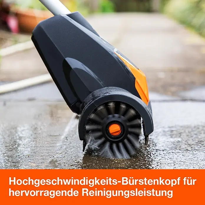 Yard Force Akku-Reinigungsbürste LW CPC1 - 20 V, 1 Akku, 4 Ah - Schwarzer und orangefarbener Hochgeschwindigkeits-Bürstenkopf reinigt eine nasse Pflasterfläche.