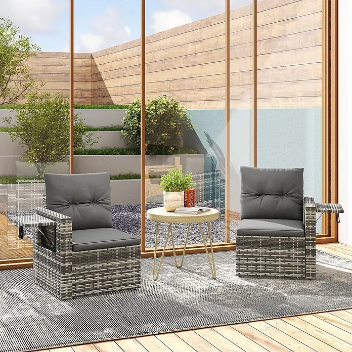 Outsunny Loungesofa - B x T x H: 63 x 63 x 68 cm, Stahl, PE-Rattan, Hellgrau, Dunkelgrau, Schwarz - Graue Rattan-Loungesessel mit Kissen, einem Beistelltisch und gestreiftem Teppich auf Holzboden in modernem Außenbereich.