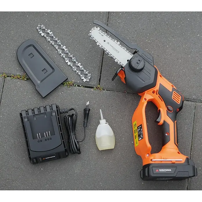 Yard Force Einhand-Akku-Kettensäge LS C13 - 2 Ah, 1 Akku - Orange-schwarzes Akku-Mini-Kettensägen-Set mit Akku, Ladegerät, Ersatzkette, Führungsschutz und Ölflasche.
