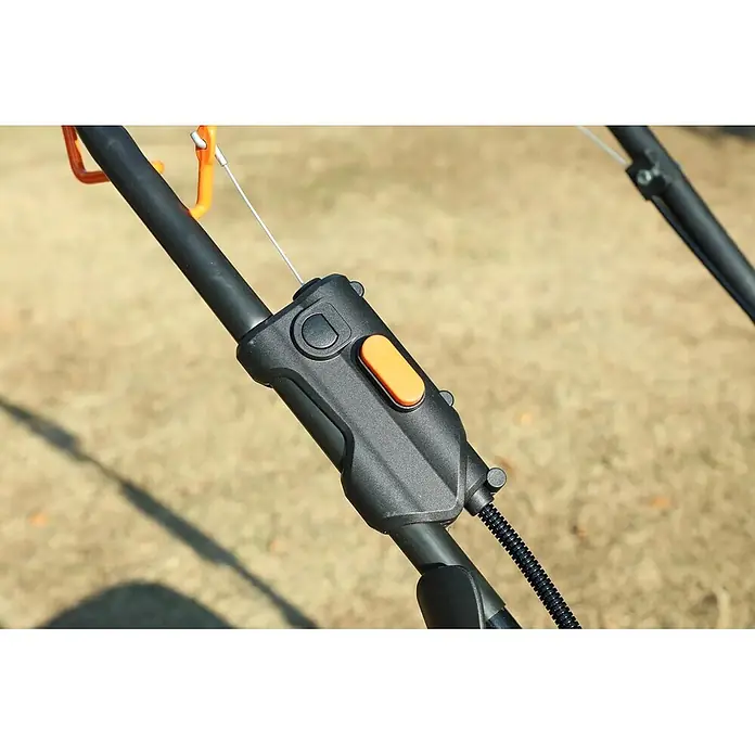 Yard Force Akku-Rasenmäher LM C46 - 40 V, 1 Akku, 5 Ah, Schnittbreite: 46 cm - Schwarzer und oranger Steuergriff mit Sicherheitsknopf und Abzug für einen Rasenmäher im Freien.