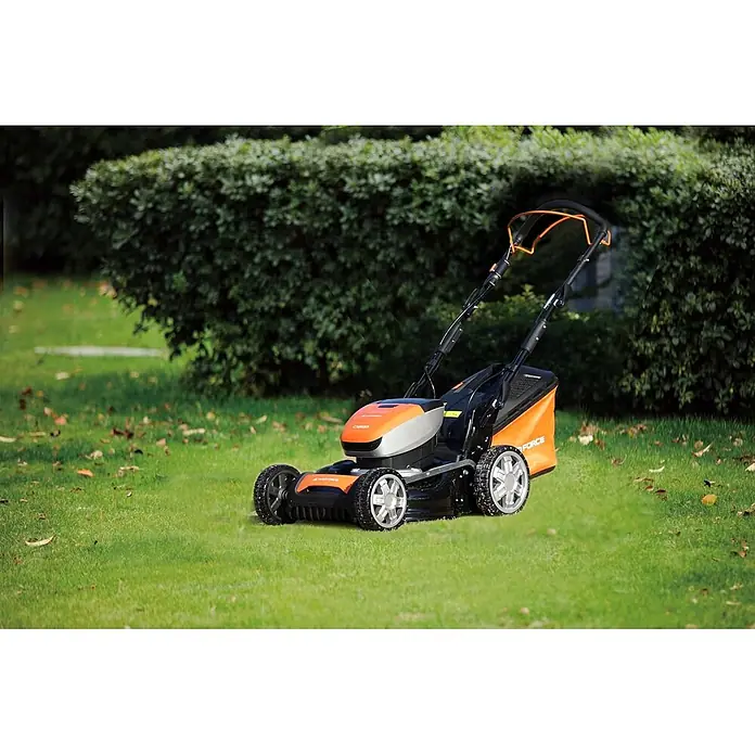Yard Force Akku-Rasenmäher LM C46 - 40 V, 1 Akku, 5 Ah, Schnittbreite: 46 cm - Schwarz-oranger Rasenmäher mit silbernen Rädern auf einem Rasen, bereit für den Garteneinsatz.