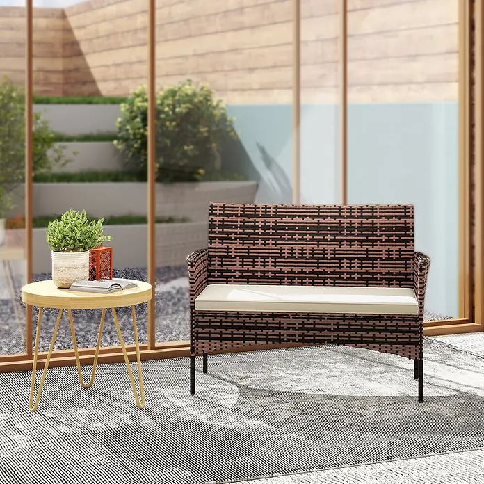 Outsunny Loungesofa - Stahl, PE-Rattan, Khaki - Braune und schwarze Polyrattan-Gartenbank mit hellem Kissen für den Außenbereich.