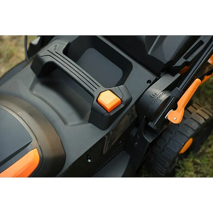 Yard Force Akku-Rasenmäher LM C40B - 40 V, 1 Akku, 4 Ah, Schnittbreite: 400 mm - Nahaufnahme eines schwarz-orangen Rasenmähers, mit Griff, orangefarbenem Knopf und Seitenhebel zur Höhenverstellung.