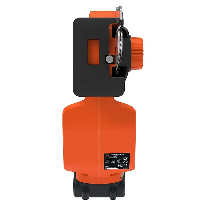 Yard Force Einhand-Akku-Kettensäge LS C13 - 2 Ah, 1 Akku - Eine orange-schwarze Akku-Astsäge, von der Seite gesehen, die ihr kompaktes Design und den scharfen Kettenmechanismus zeigt.