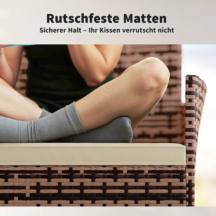 Outsunny Loungesofa - Stahl, PE-Rattan, Khaki - Beiges, rutschfestes Kissen auf einem Rattan-Stuhl, von einer Person genutzt.