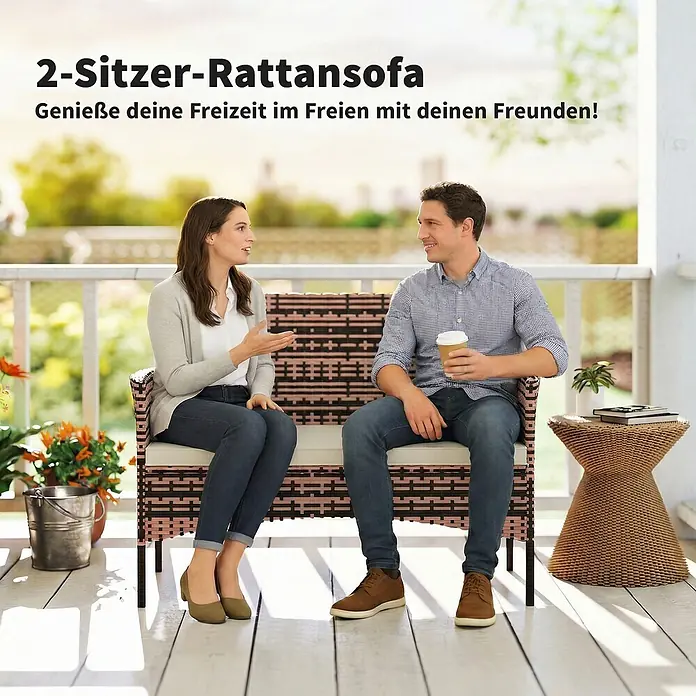 Outsunny Loungesofa - Stahl, PE-Rattan, Khaki - Zweisitziges Rattan-Sofa in Braun und Rosé, mit zwei Personen, die auf einer Veranda sitzen und sich unterhalten.