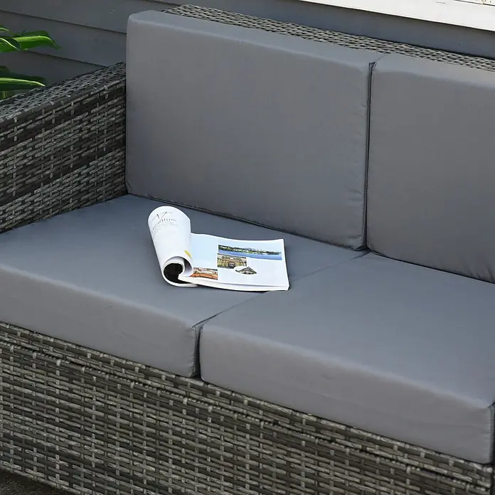Outsunny Loungesofa - B x T x H: 70 x 70 x 80 cm, Metall, PE-Rattan, Grau - Dunkelgraues Rattan-Gartensofa mit grauen Kissen und einem aufgeschlagenen Magazin im Außenbereich.