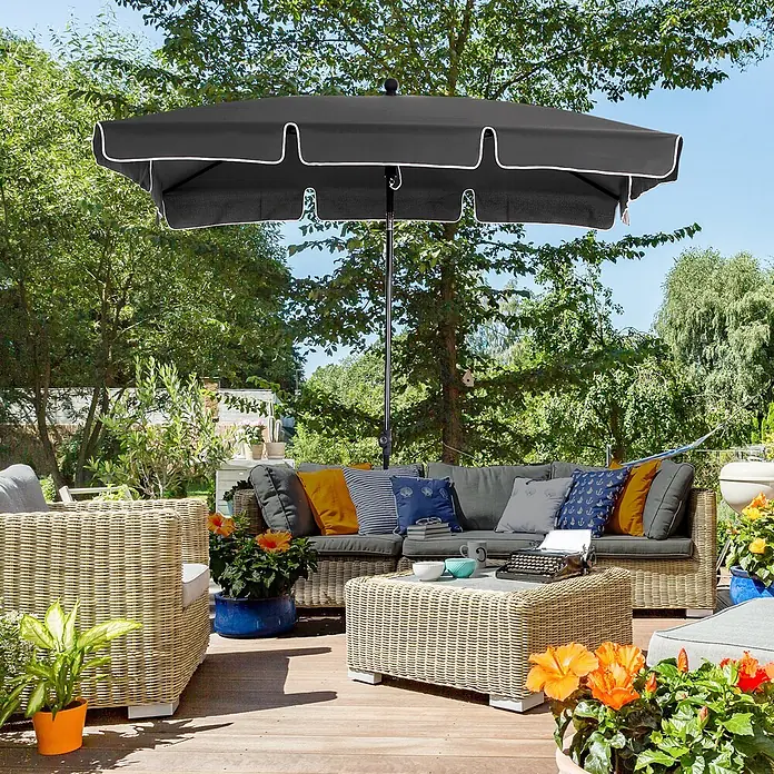 Outsunny Marktschirm - Grau - Großer schwarzer Terrassenschirm mit weißem Saum, der eine Sitzgruppe auf einer Holzterrasse beschattet.