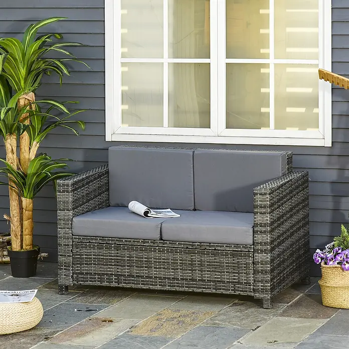 Outsunny Loungesofa - B x T x H: 70 x 70 x 80 cm, Metall, PE-Rattan, Grau - Graues Polyrattan 2-Sitzer-Loungesofa mit grauen Kissen, auf einer Terrasse.