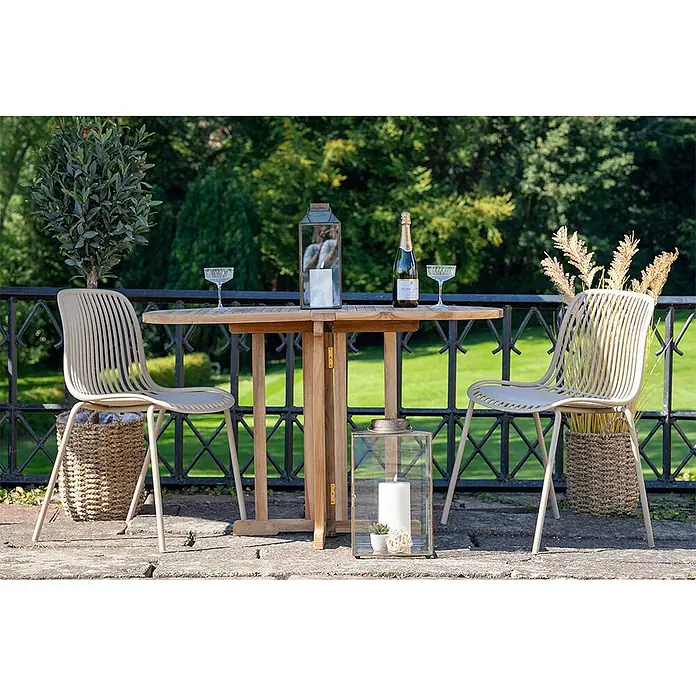 Ebuy24 Gartenstuhl Branson 4er-Set - 4 Stk., PP, Stahl, Sandfarbe, B x T x H: 47 x 55 x 82 cm - Beige Outdoor-Stühle mit Lattenrost und ein klappbarer Holztisch auf einer Terrasse für Mahlzeiten im Freien.