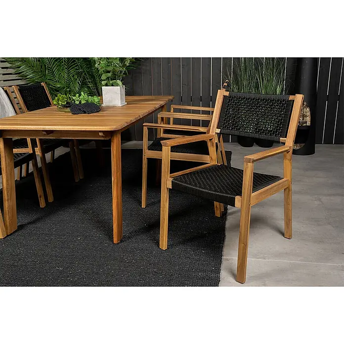 Ebuy24 Gartenstuhl Little 2er-Set - 100 % Polyester (Seil), Akazie, Schwarz, B x T x H: 58 x 64 x 88 cm - Outdoor-Esstisch und Stühle aus Holz mit schwarzen geflochtenen Sitzen und Rückenlehnen auf einem dunklen Teppich.