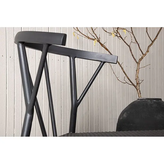 Ebuy24 Gartenstuhl Stina - 1 Stk., Aluminium, Rattan, Schwarz, B x T x H: 47 x 49 x 78 cm - Schwarze Stuhllehne mit vertikalen und schrägen Streben, strukturiertem Sitz, in einer Innenumgebung.
