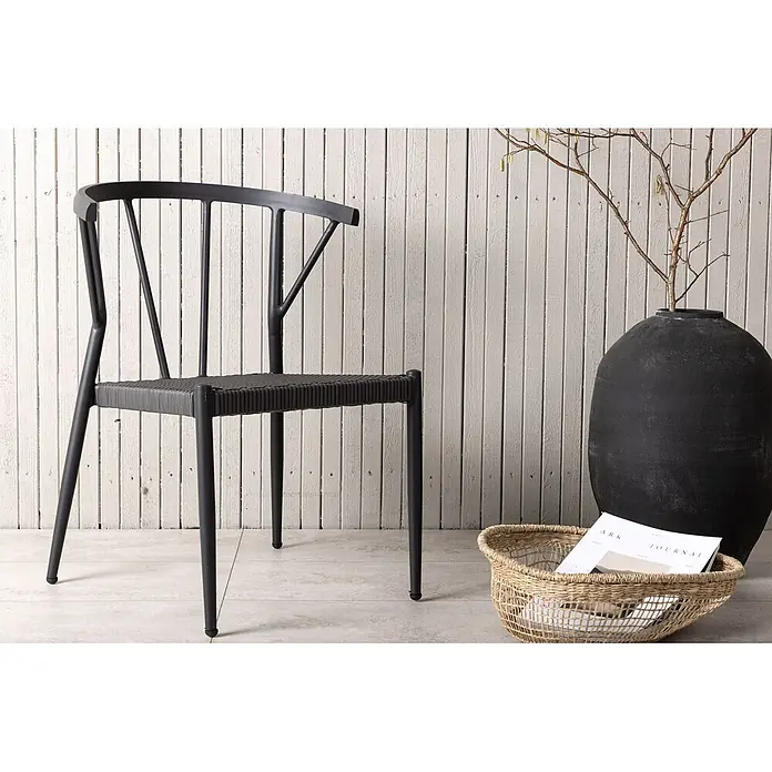 Ebuy24 Gartenstuhl Stina - 1 Stk., Aluminium, Rattan, Schwarz, B x T x H: 47 x 49 x 78 cm - Schwarzer Metallstuhl mit geflochtener Sitzfläche.