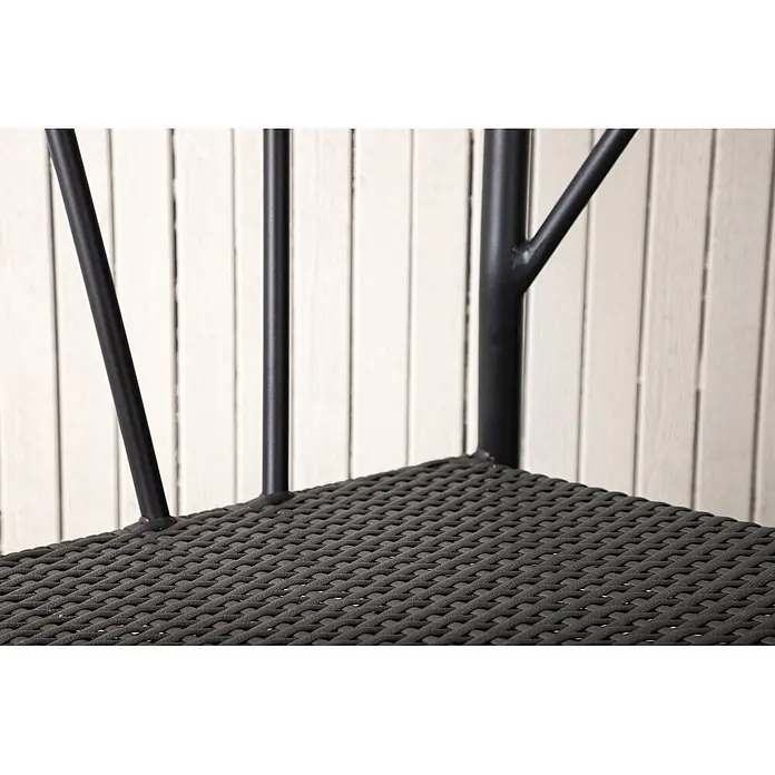 Ebuy24 Gartenstuhl Stina - 1 Stk., Aluminium, Rattan, Schwarz, B x T x H: 47 x 49 x 78 cm - Nahaufnahme eines schwarzen Stuhls mit geflochtener Rattan-Sitzfläche und schwarzem Metallgestell.