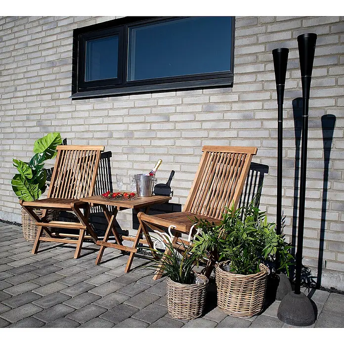 Ebuy24 Gartenstuhl Torad - Teakholz massiv, Braun, B x T x H: 62 x 46 x 89 cm - Zwei klappbare Stühle und ein kleiner Tisch aus Naturholz, auf einer Terrasse arrangiert.