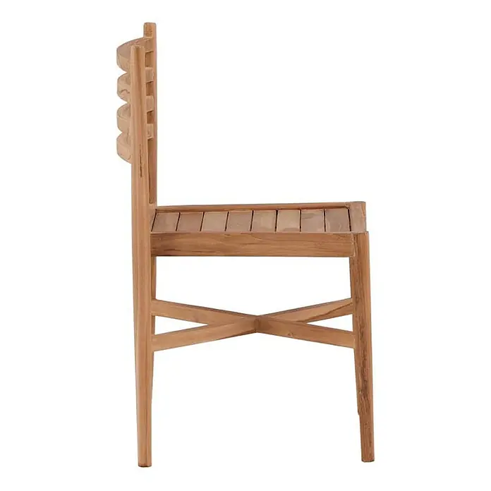 Ebuy24 Gartenstuhl Kenya - 1 Stk., Teak, Teak Dekor, B x T x H: 50 x 52 x 80 cm - Seitenansicht eines naturfarbenen, hellbraunen Holzstuhls mit Lattenrost und wellenförmiger Rückenlehne, mit X-Verstrebung.