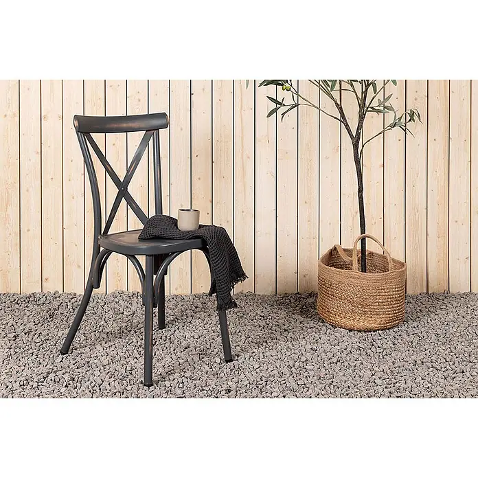 Ebuy24 Gartenstuhl Tablas 2er-Set - 2 Stk., Aluminum, Grau, B x T x H: 48 x 48 x 88 cm - Dunkelgrauer Holzstuhl mit gekreuzter Rückenlehne, Decke und Tasse, daneben ein künstlicher Olivenbaum im Weidenkorb.