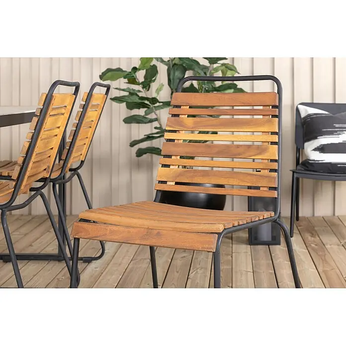 Ebuy24 Gartenstuhl Bois 4er-Set - 4 Stk., Stahl, Holz, Akazie Dekor, B x T x H: 57 x 59 x 86 cm - Set von Outdoor-Stühlen mit Holzlatten und schwarzen Metallgestellen auf einer Terrasse.